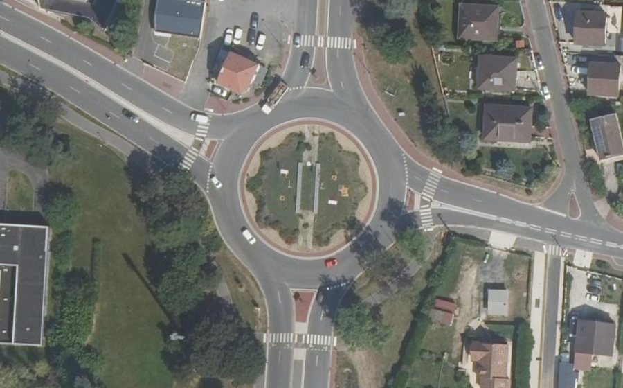 Vue aérienne du Rond-point anonyme n°472393893