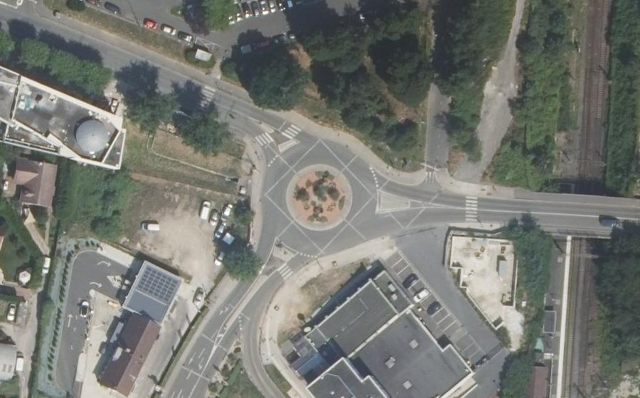 Vue aérienne du Rond-point anonyme n°472393895