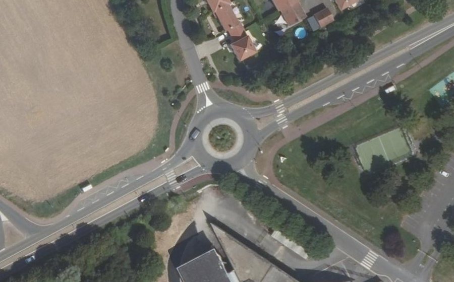 Vue aérienne du Rond-point anonyme n°472397731