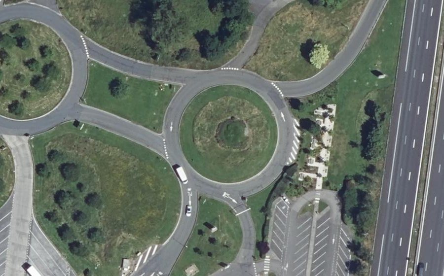 Vue aérienne du Rond-point anonyme n°472409264