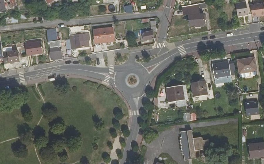 Vue aérienne du Rond-point anonyme n°472626901