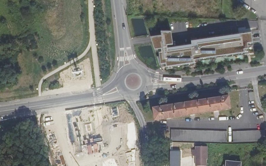 Vue aérienne du Rond-point anonyme n°472698572