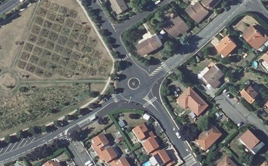 Vue aérienne du Rond-point anonyme n°47277571