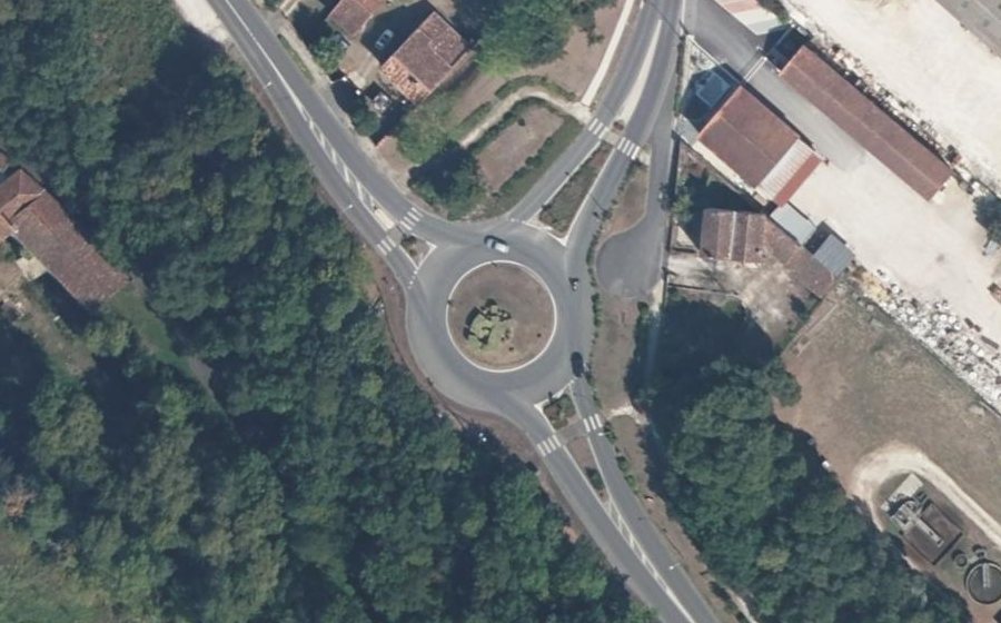 Vue aérienne du Rond-point anonyme n°47288410
