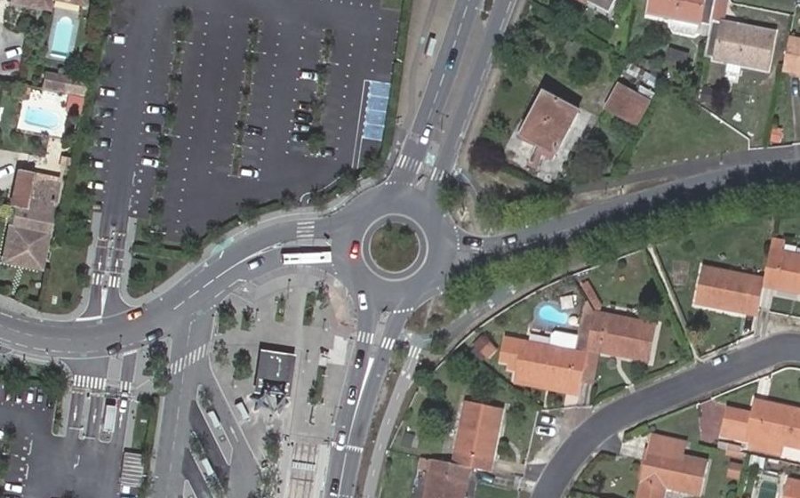 Vue aérienne du Rond-point anonyme n°47289144
