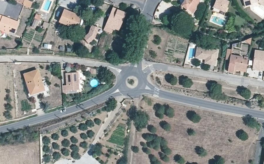 Vue aérienne du Rond-point anonyme n°472908654