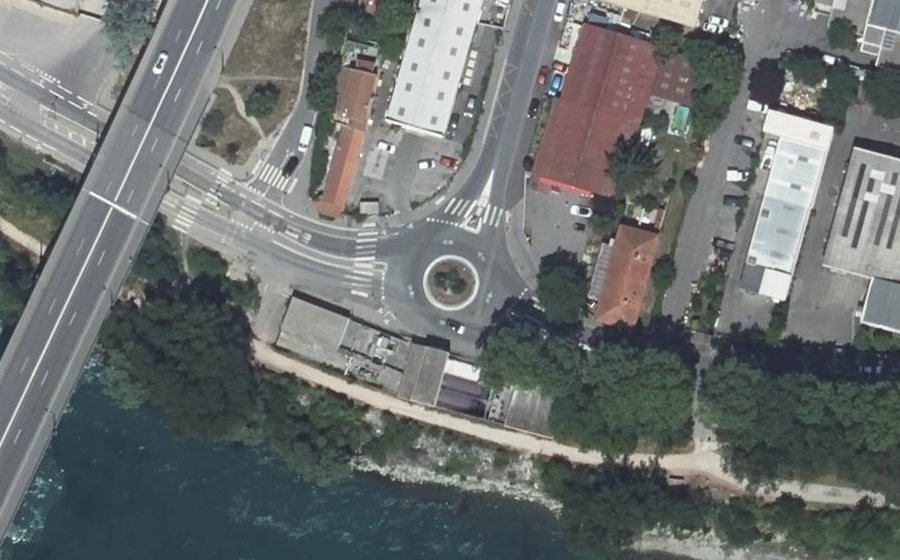 Vue aérienne du Rond-point anonyme n°47297632