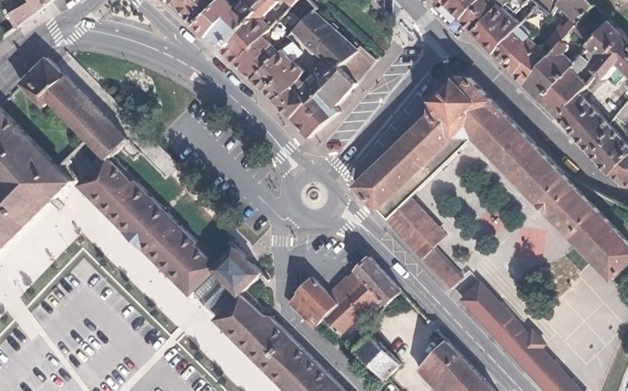 Vue aérienne du Rond-point anonyme n°47300662