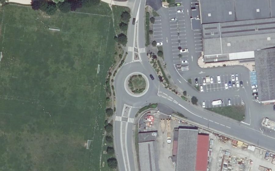 Vue aérienne du Rond-point anonyme n°47313170