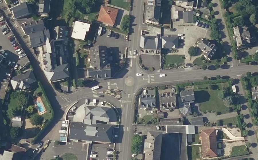 Vue aérienne du Rond-point anonyme n°473333392
