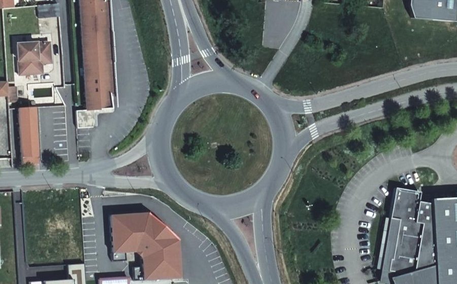 Vue aérienne du Rond-point anonyme n°47335566