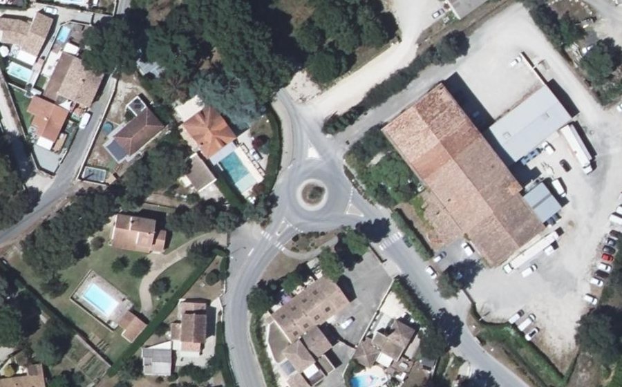 Vue aérienne du Rond-point anonyme n°473390171