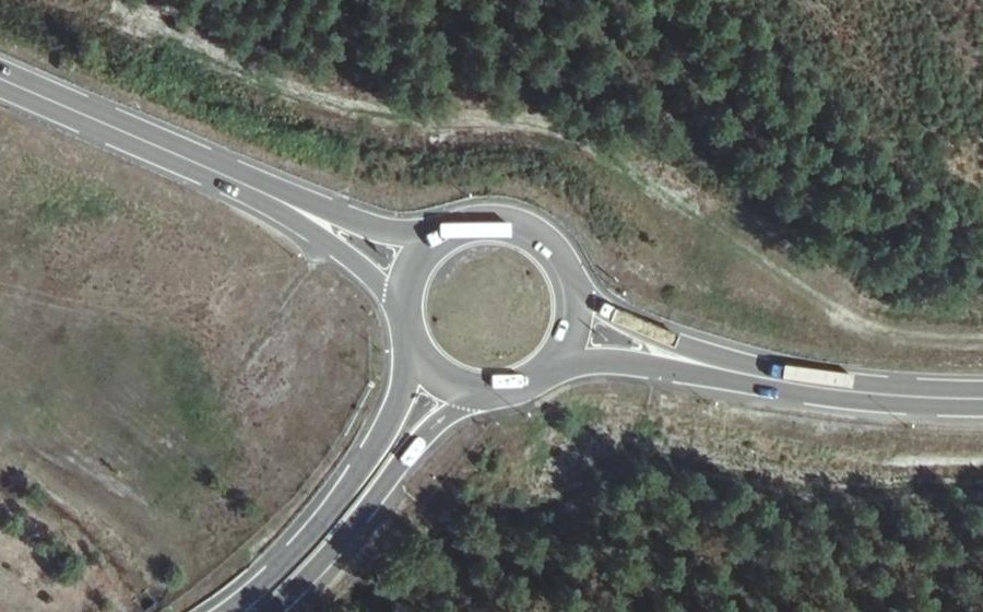 Vue aérienne du Rond-point anonyme n°473424784