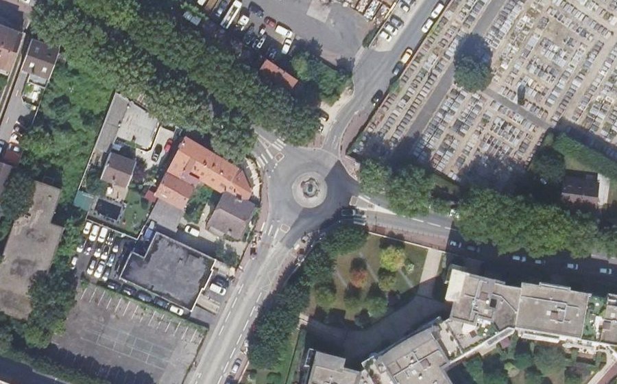 Vue aérienne du Rond-point anonyme n°473436874