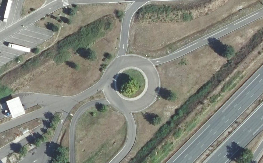 Vue aérienne du Rond-point anonyme n°473440337
