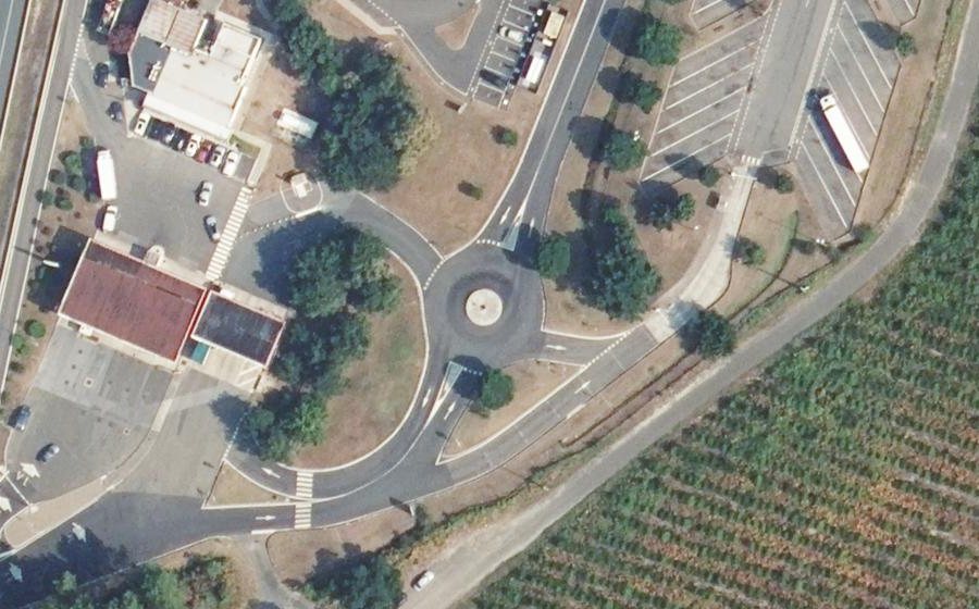 Vue aérienne du Rond-point anonyme n°473445894