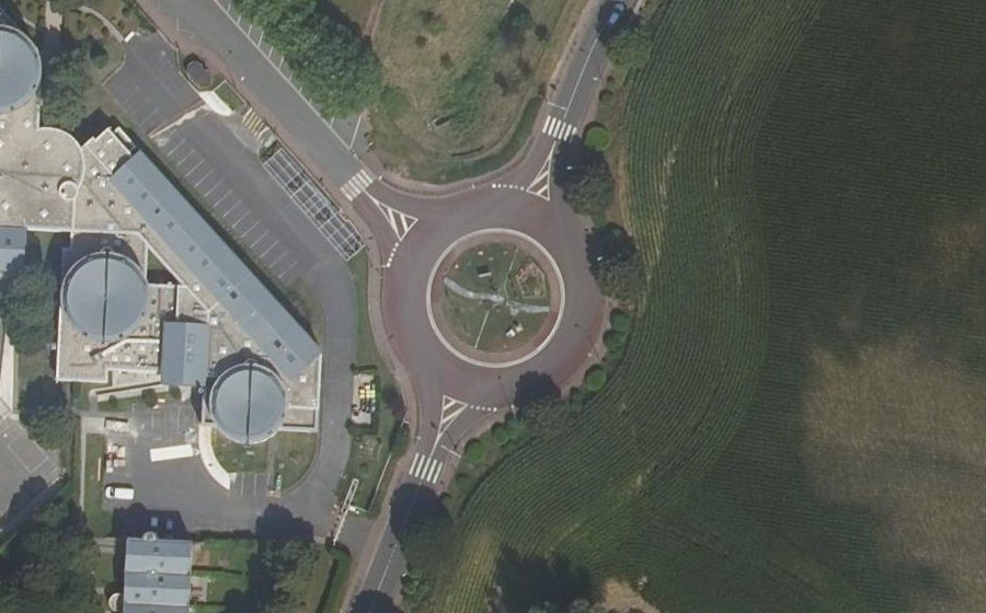 Vue aérienne du Rond-point anonyme n°47354687