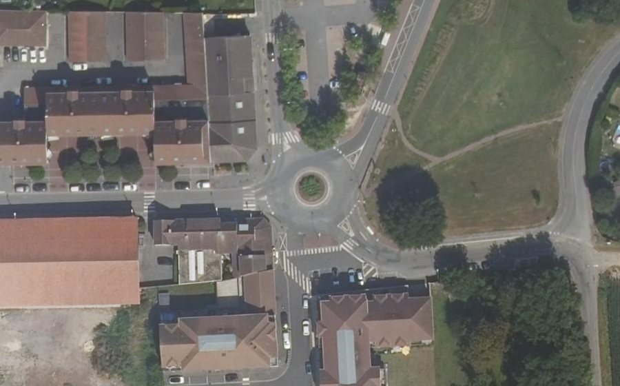 Vue aérienne du Rond-point anonyme n°47354690