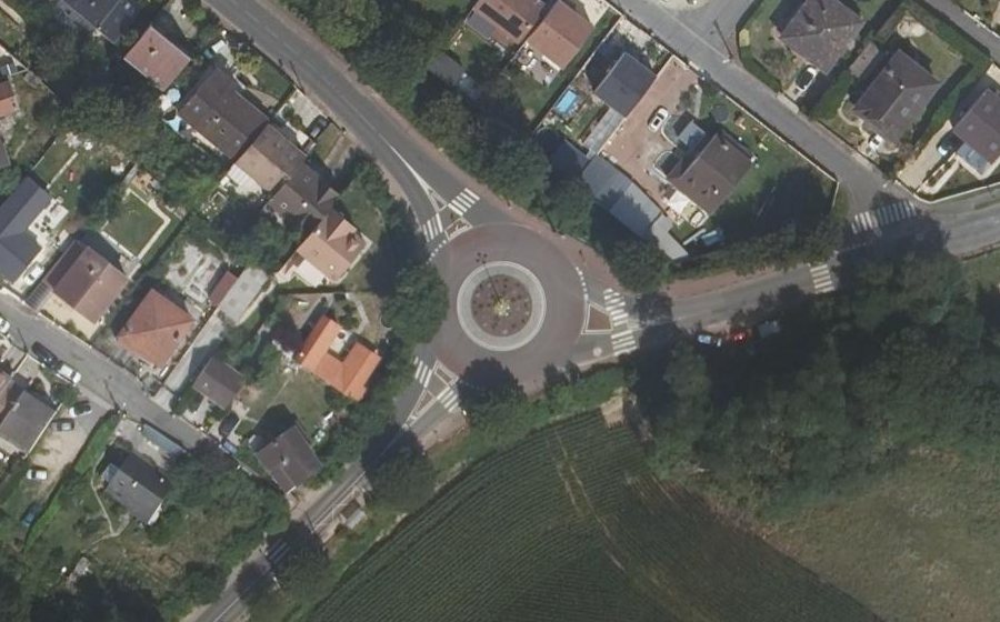 Vue aérienne du Rond-point anonyme n°47354704