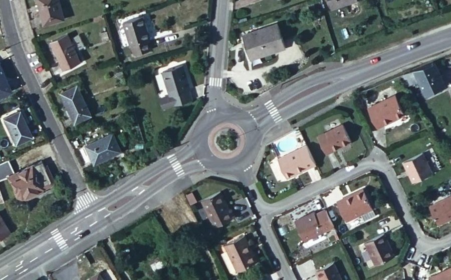 Vue aérienne du Rond-point anonyme n°47371056
