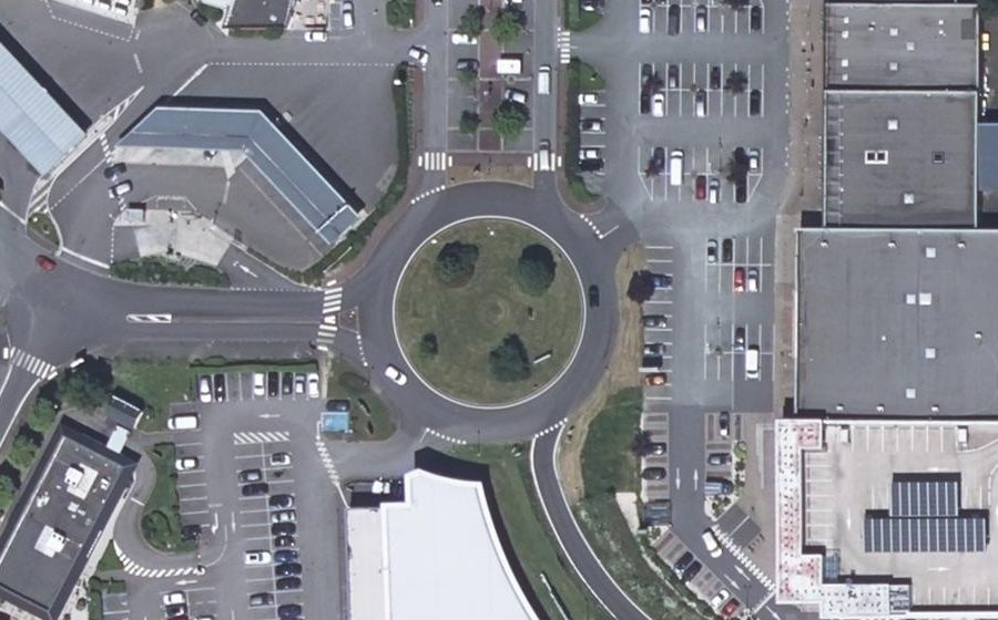 Vue aérienne du Rond-point anonyme n°47372966