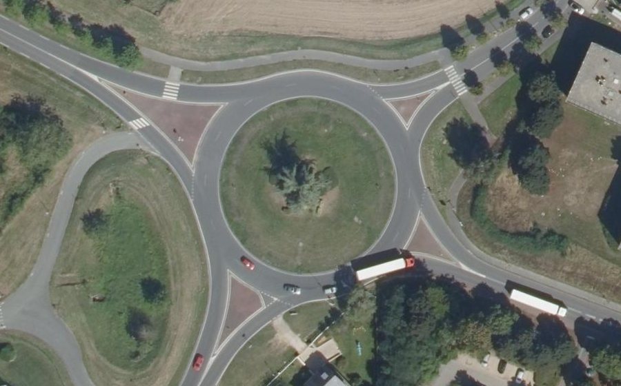 Vue aérienne du Rond-point anonyme n°47374717