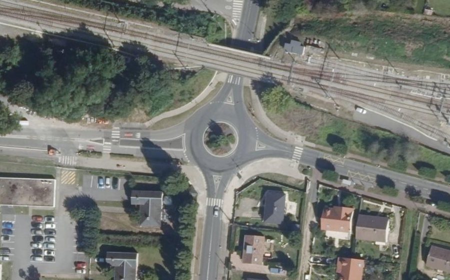 Vue aérienne du Rond-point anonyme n°47374722