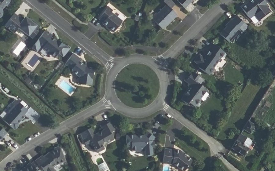 Vue aérienne du Rond-point anonyme n°47379563