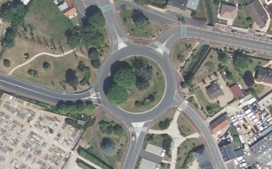 Vue aérienne du Rond-point anonyme n°47380476