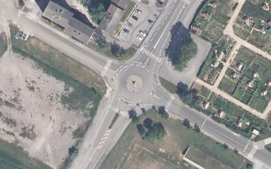 Vue aérienne du Rond-point anonyme n°47396264