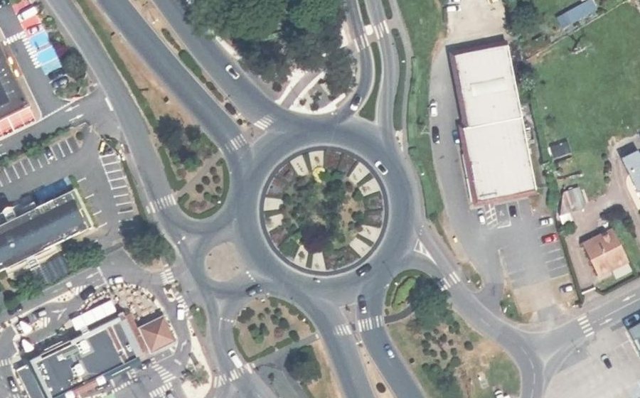 Vue aérienne du Rond-point anonyme n°47402438