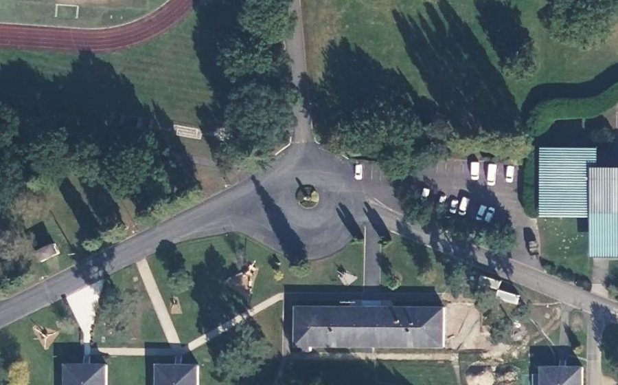 Vue aérienne du Rond-point anonyme n°474068209