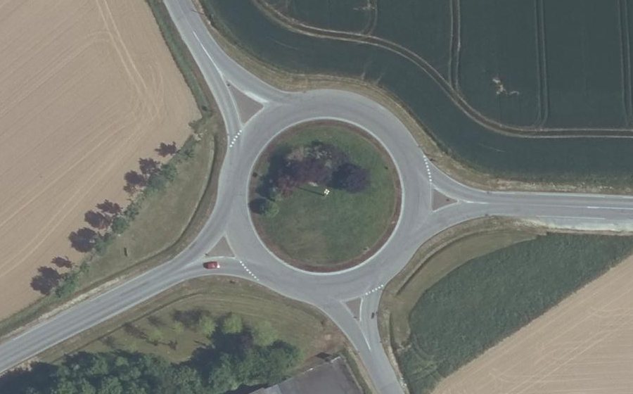 Vue aérienne du Rond-point anonyme n°47415826