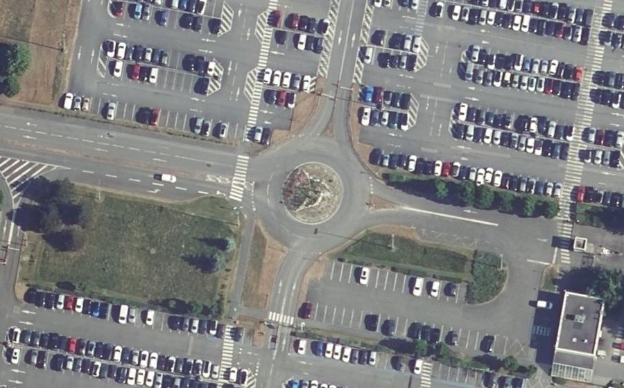 Vue aérienne du Rond-point anonyme n°474197056