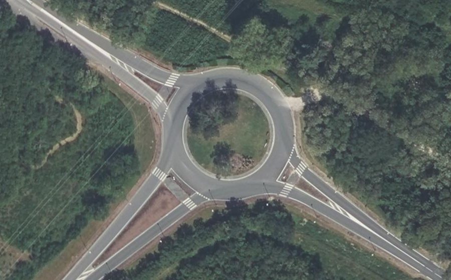 Vue aérienne du Rond-point anonyme n°47423115