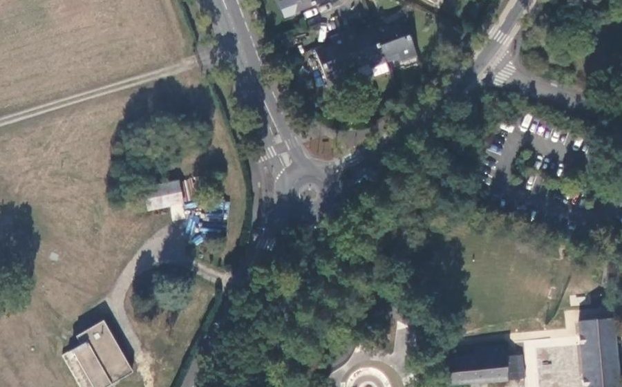 Vue aérienne du Rond-point anonyme n°474236984