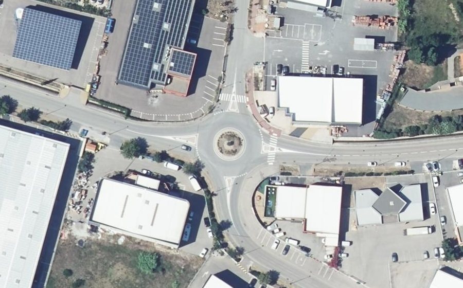 Vue aérienne du Rond-point anonyme n°474290199