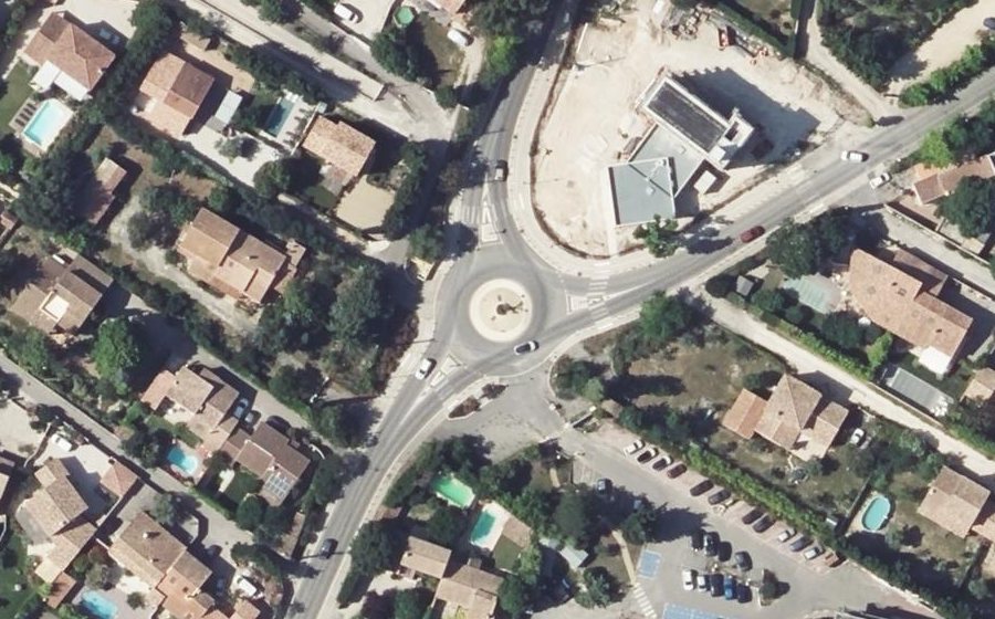 Vue aérienne du Rond-point anonyme n°474361818