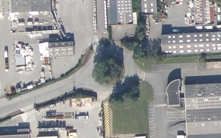 Vue aérienne du Rond-point anonyme n°47441293