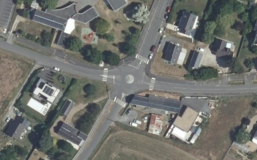 Vue aérienne du Rond-point anonyme n°474440048