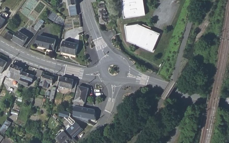 Vue aérienne du Rond-point anonyme n°474498318
