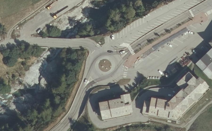 Vue aérienne du Rond-point anonyme n°47460236