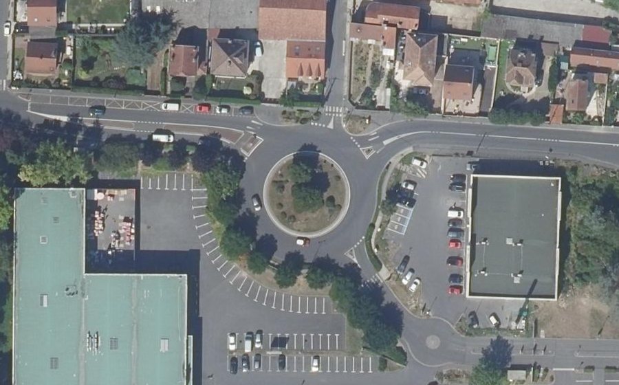 Vue aérienne du Rond-point anonyme n°474602699