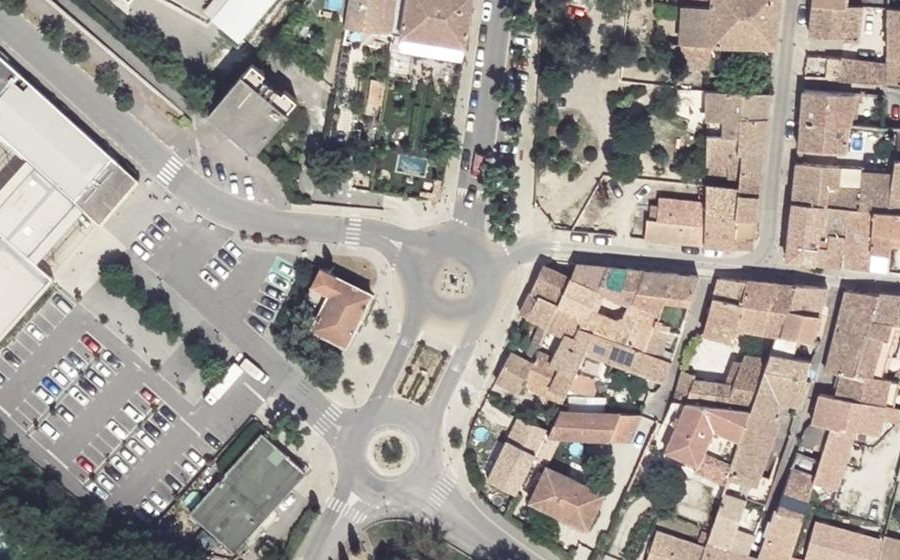 Vue aérienne du Rond-point anonyme n°474611621