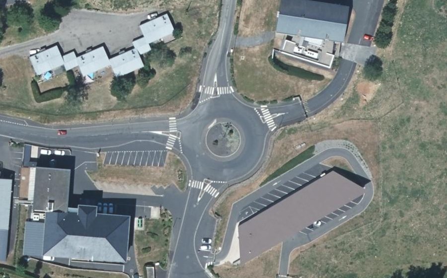 Vue aérienne du Rond-point anonyme n°474640773