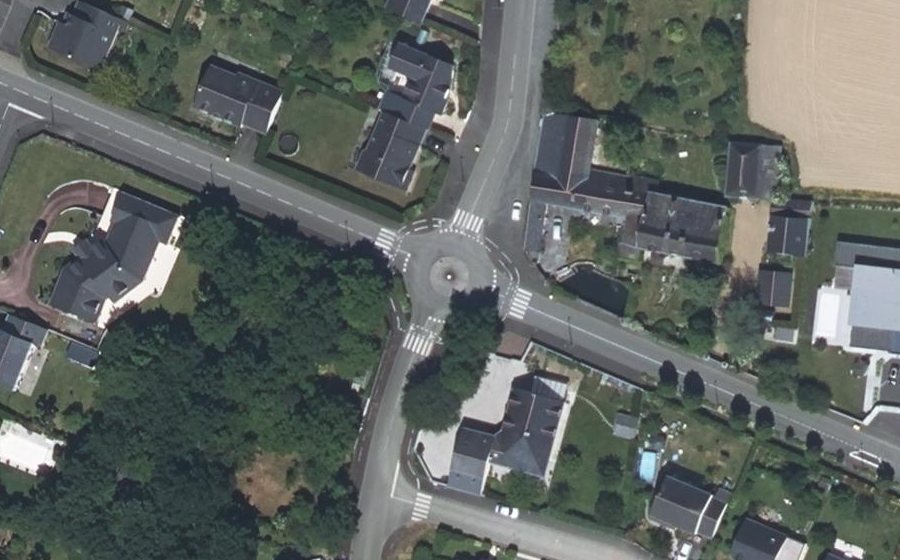 Vue aérienne du Rond-point anonyme n°47487862