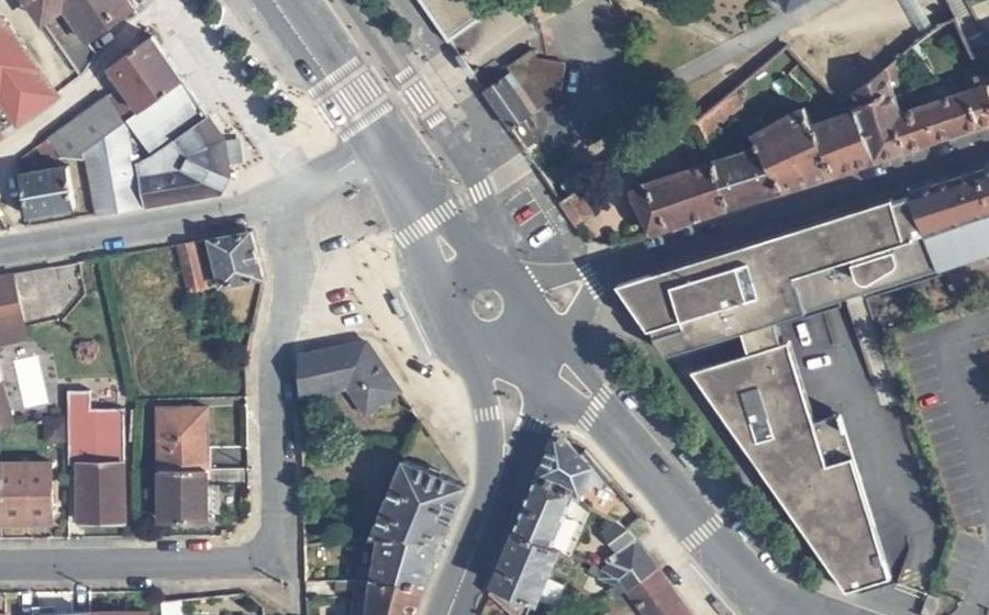 Vue aérienne du Rond-point anonyme n°47497478
