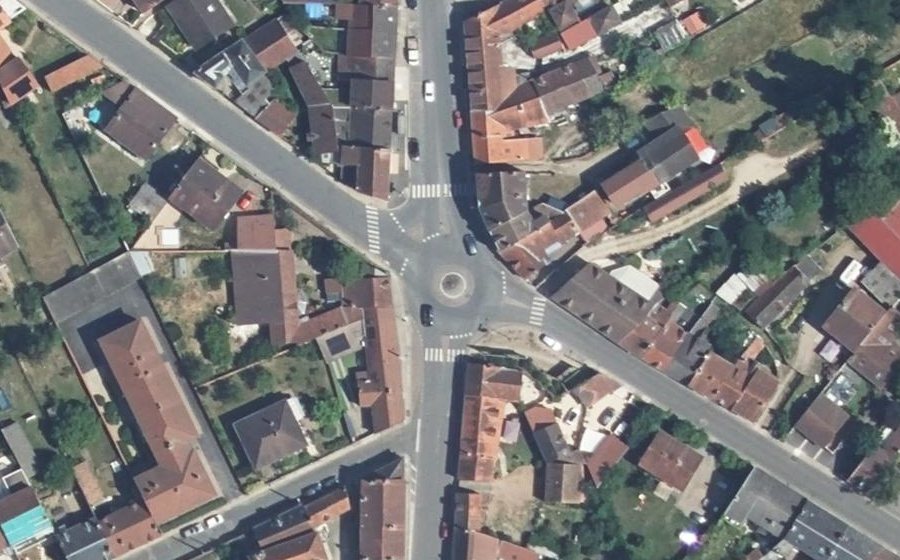 Vue aérienne du Rond-point anonyme n°47514762