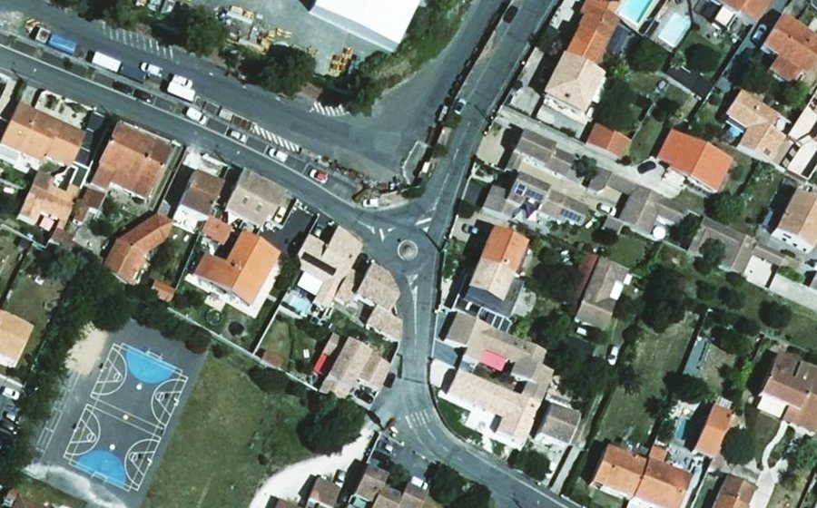 Vue aérienne du Rond-point anonyme n°47518124