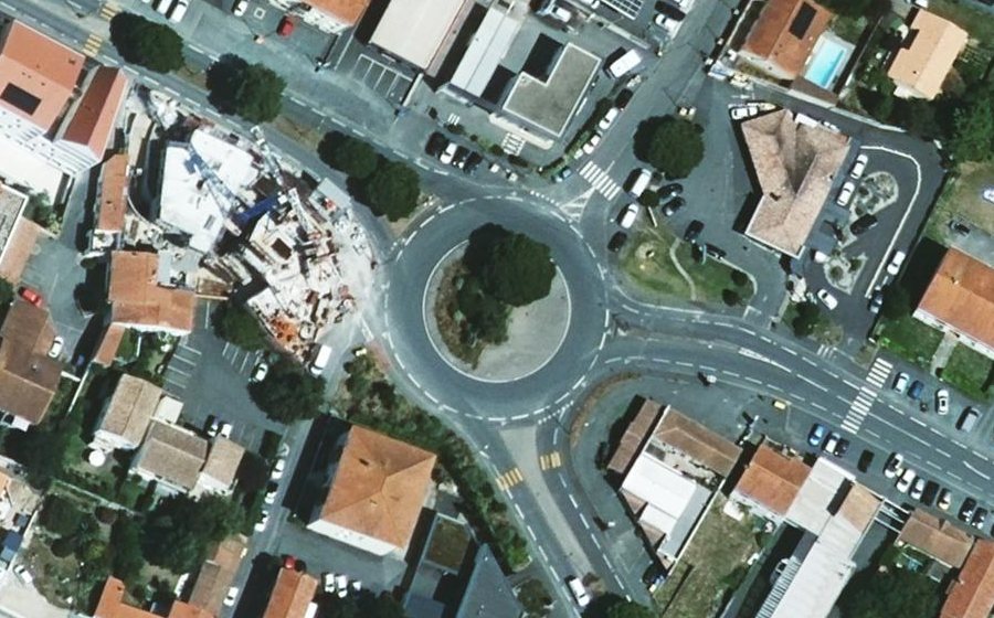 Vue aérienne du Rond-point anonyme n°47518302